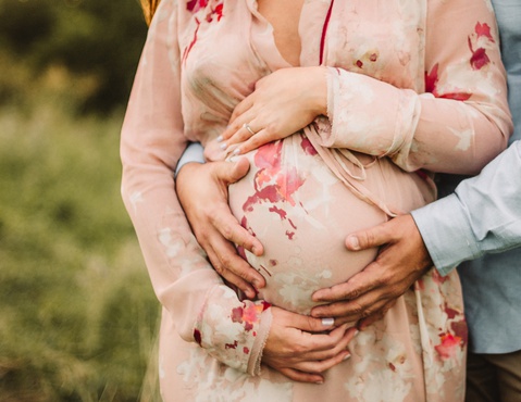 Dolore al seno in gravidanza: perché viene e come alleviarlo con semplici rimedi